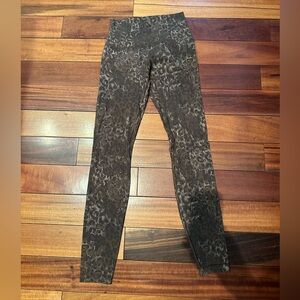 Size 4 28’ lululemon aligns. Never worn